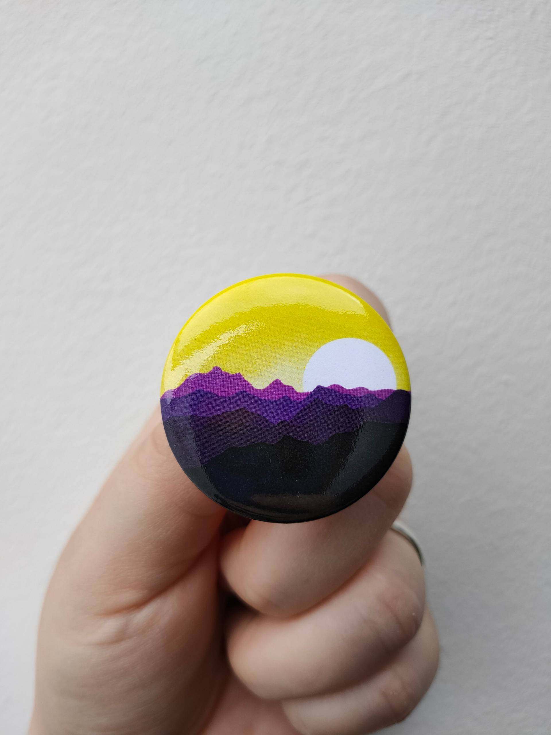 Non-Binary Pride Button Landschaftsdesign | 3, 7 cm Non-Binary Pride Button Landschaftsdesign | 3, 7 cm von GallopingGargoyles
