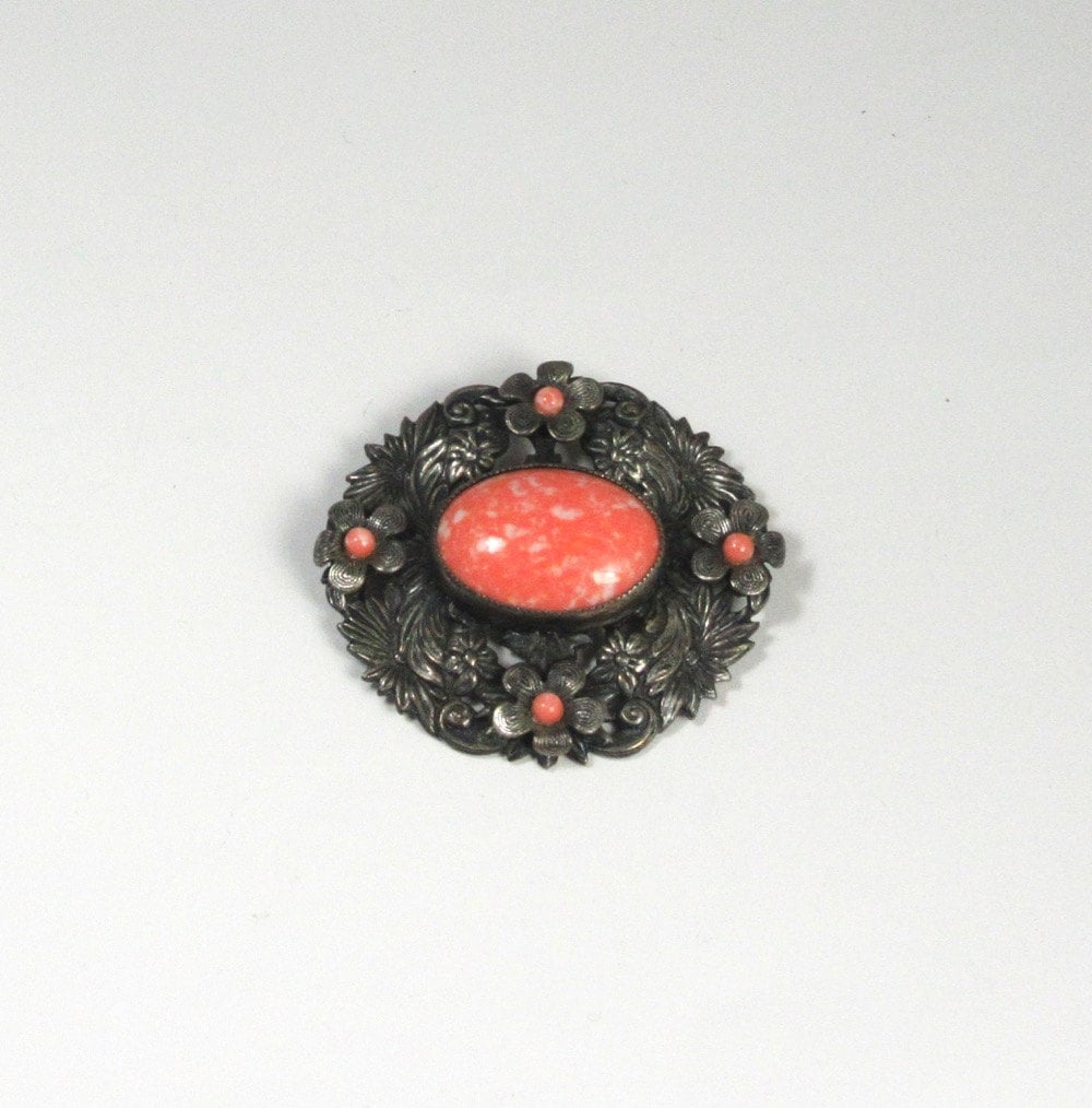 Florale Brosche Korallenrot Melierter Glascabochon, Geschwärzter Metall-Anstecker von GallunFineJewelry