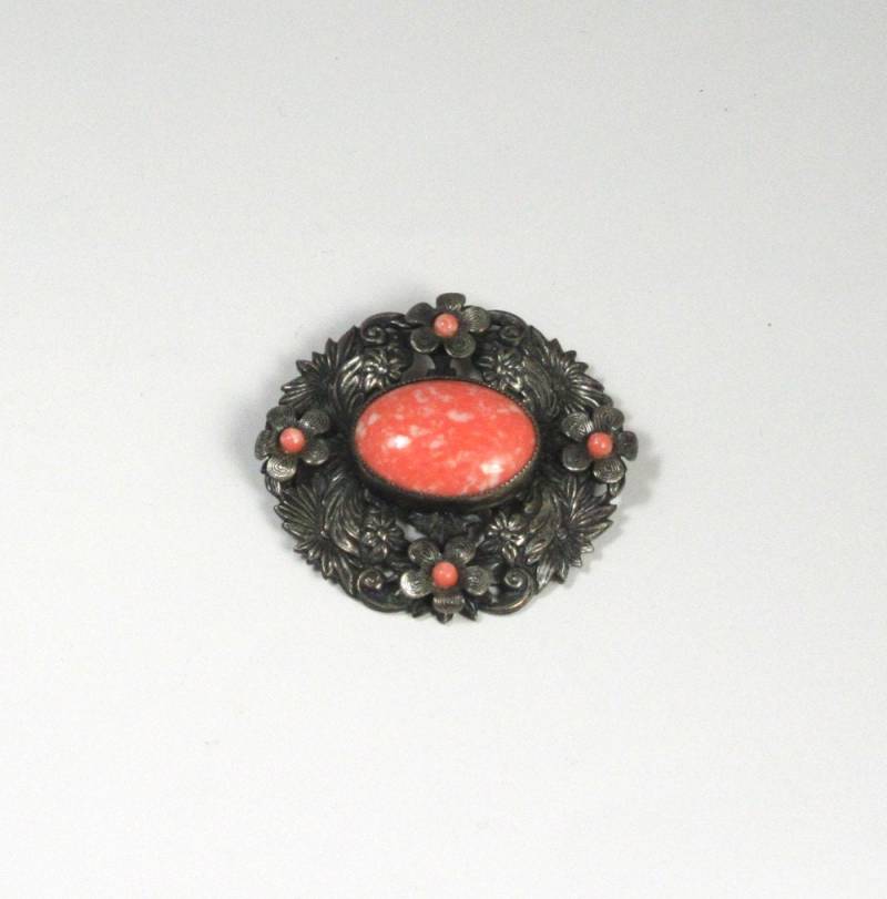 Florale Brosche Korallenrot Melierter Glascabochon, Geschwärzter Metall-Anstecker von GallunFineJewelry