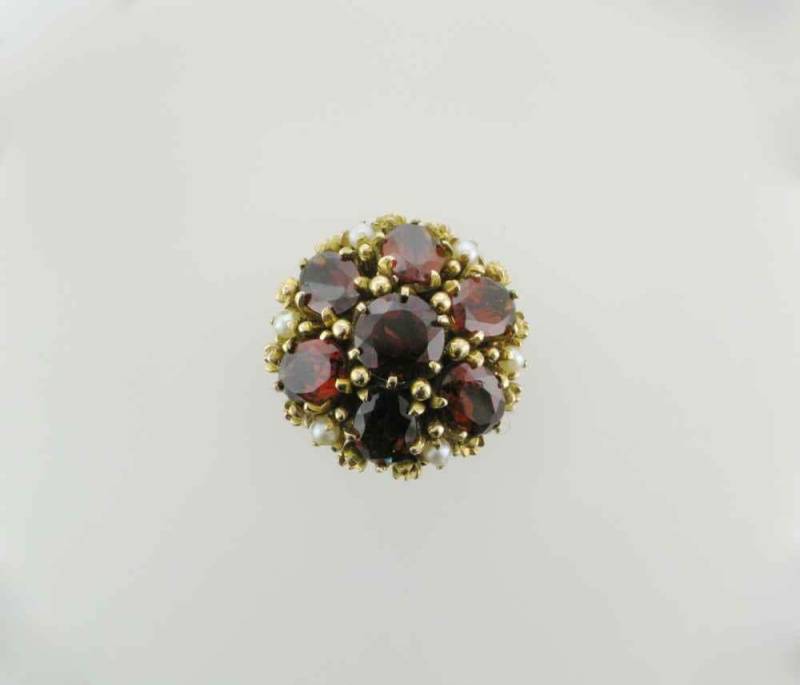 Vintage 1970's Granat Cluster Cocktail Ring Mit Perlenakzenten, Gelbgold Statement Schmuck von GallunFineJewelry