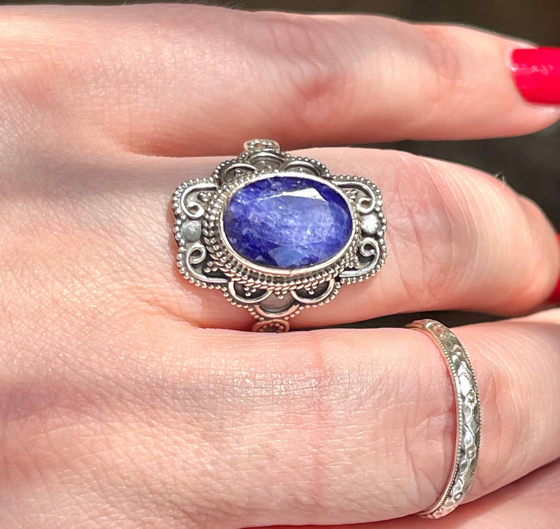 6-Karat, Blauer Saphir Ring Aus Oxidiertem Sterlingsilber, Größe 9 von Galocher