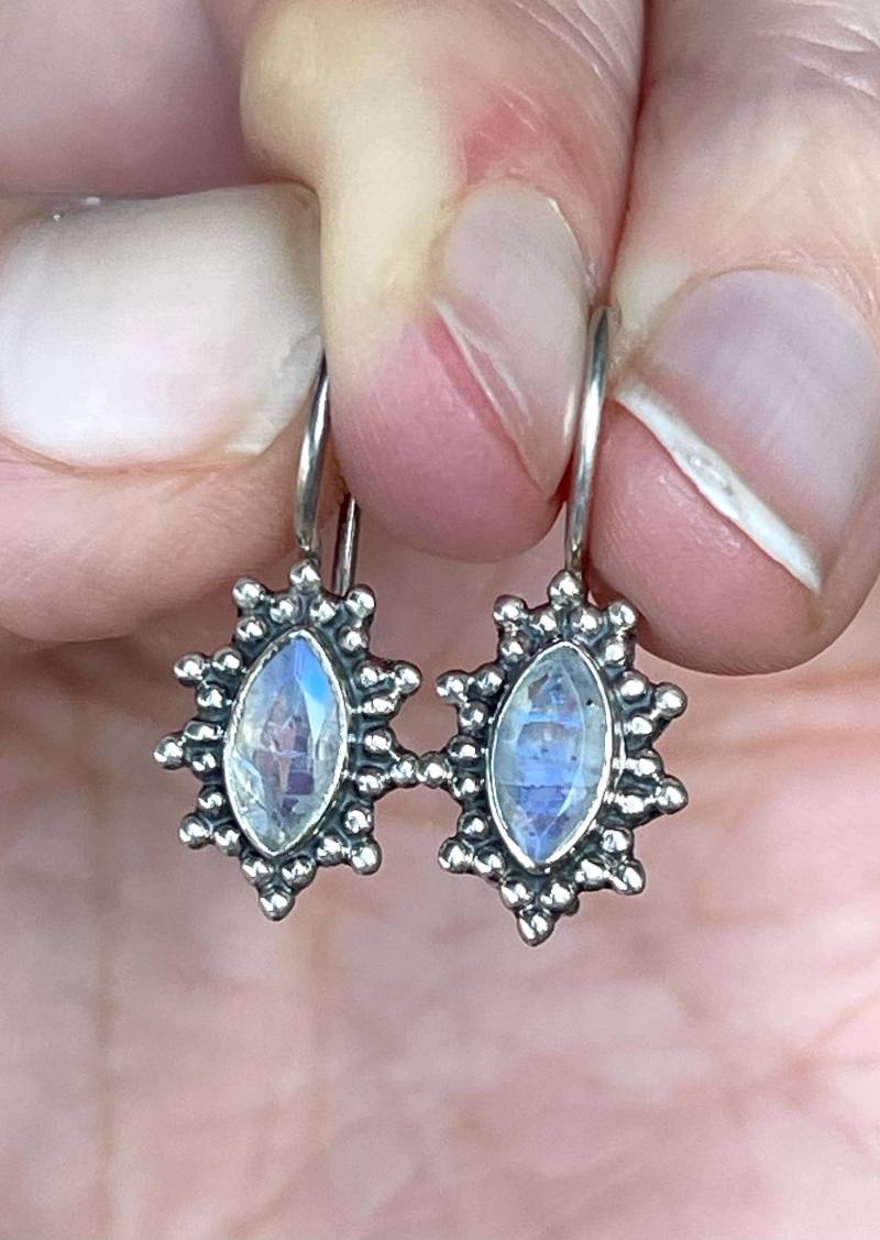 Regenbogen, Mondstein, Ohrringe, in Oxidiert, Sterling Silber, Dainty von Galocher