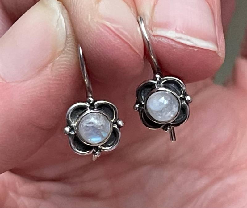 Kleeblatt, Regenbogen Mondstein, Ohrringe, in Oxidiert, Sterling Silber, Dainty Kleeblatt, Regenbogen Mondstein, Ohrringe, in Oxidiert, Sterling Silber, Dainty von Galocher