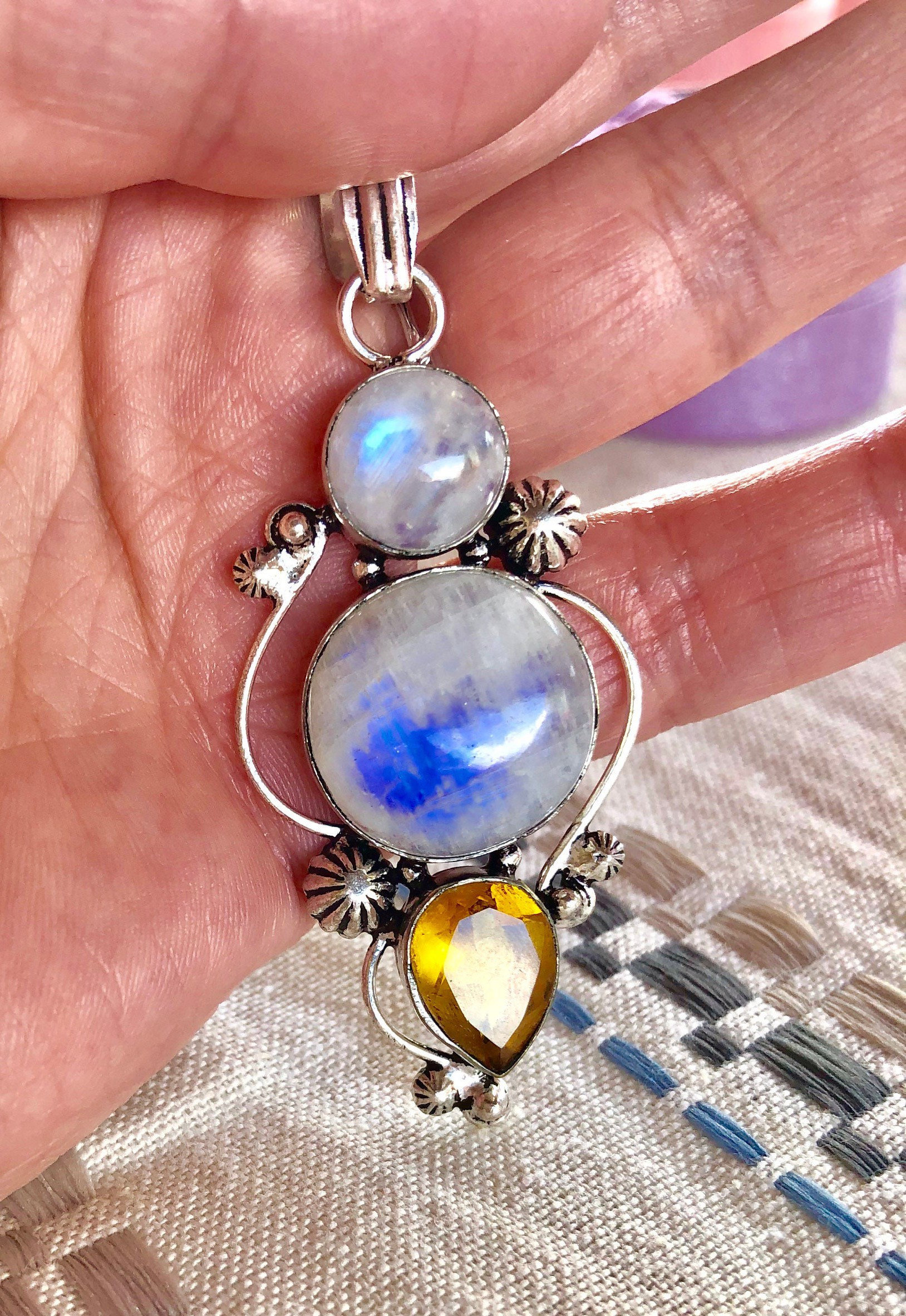 Regenbogen Mondstein, Honigtopas, Anhänger Halskette in Oxidiertem Silber, Mondstein Topas Statement von Galocher