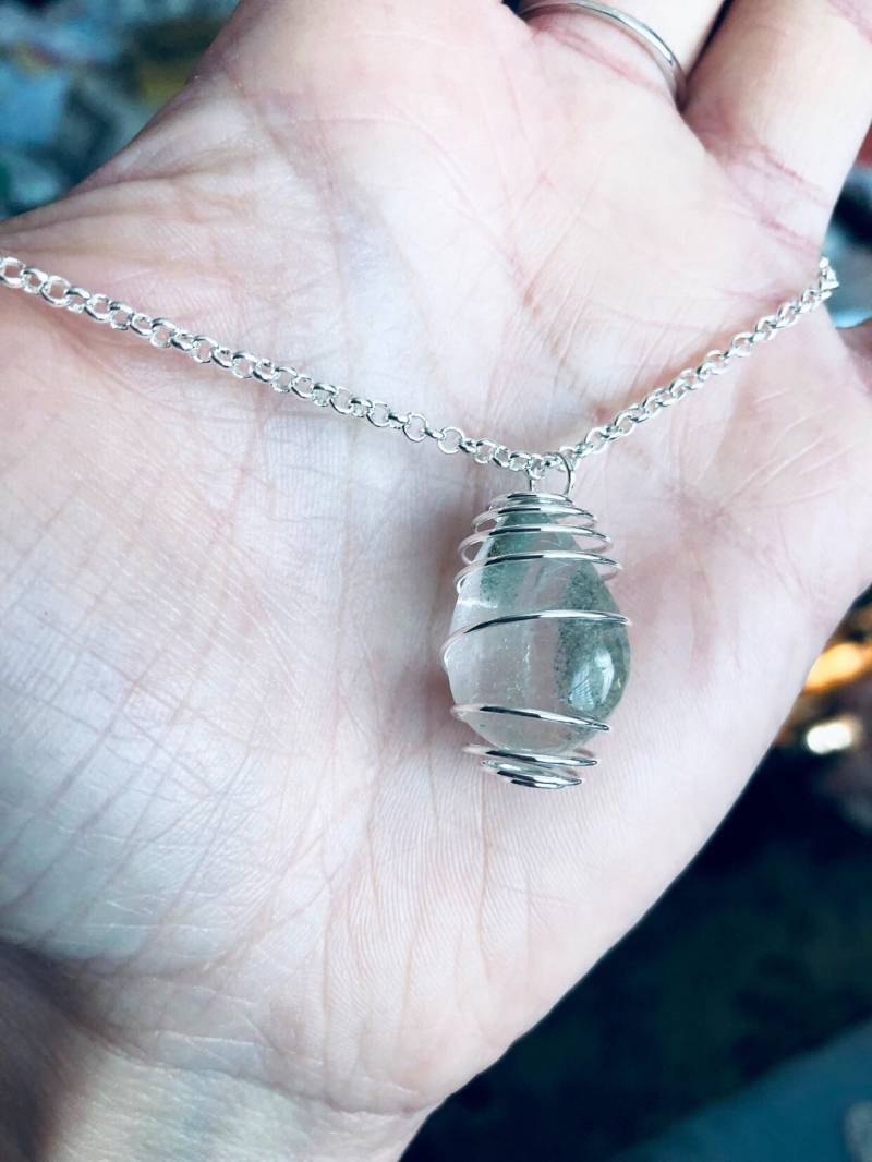 Wunderschöner Natürlicher/Echter Lodolith Edelstein Draht Gewickelter Anhänger, Sterling Silber Halskette von Galocher