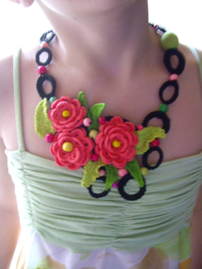 Gehäkelte Halskettestrickschmuckhandgefertigtes Accessoirerosa Rosen Und Farbige Holzperlen von GalyaKireva