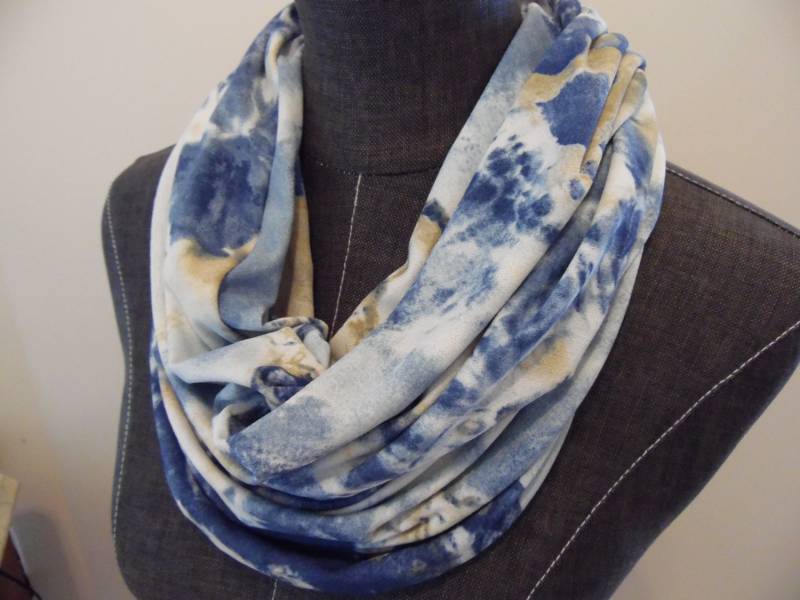Halb Durchsichtiger Poly Stretch Crepe Kapuzenschal. Blau. Beige. Für Mama, Schwester, Tante, Freundin. Tücher Halb Durchsichtiger Poly Stretch Crepe Kapuzenschal. Blau. Beige. Für Mama, Schwester, Tante, Freundin. Tücher von GamGamzhandcrafted