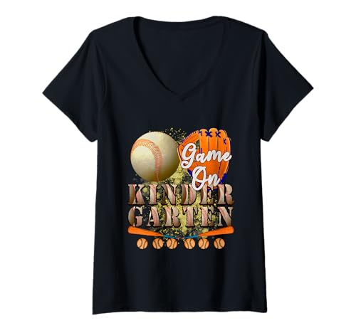 Damen Spiel On Kindergarten Baseball Zurück In Die Schule Student Kid Boy T-Shirt mit V-Ausschnitt Damen Spiel On Kindergarten Baseball Zurück In Die Schule Student Kid Boy T-Shirt mit V-Ausschnitt von Game On Kindergarten Baseball Back To School Boy