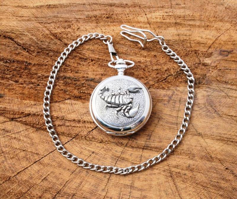 Skorpion Design Taschenuhr Zinn Vatertag Geschenkbox Personalisiert Kostenlose Gravur Vatertagsgeschenk Safari Präsent 315 Pw von GamekeepersGifts