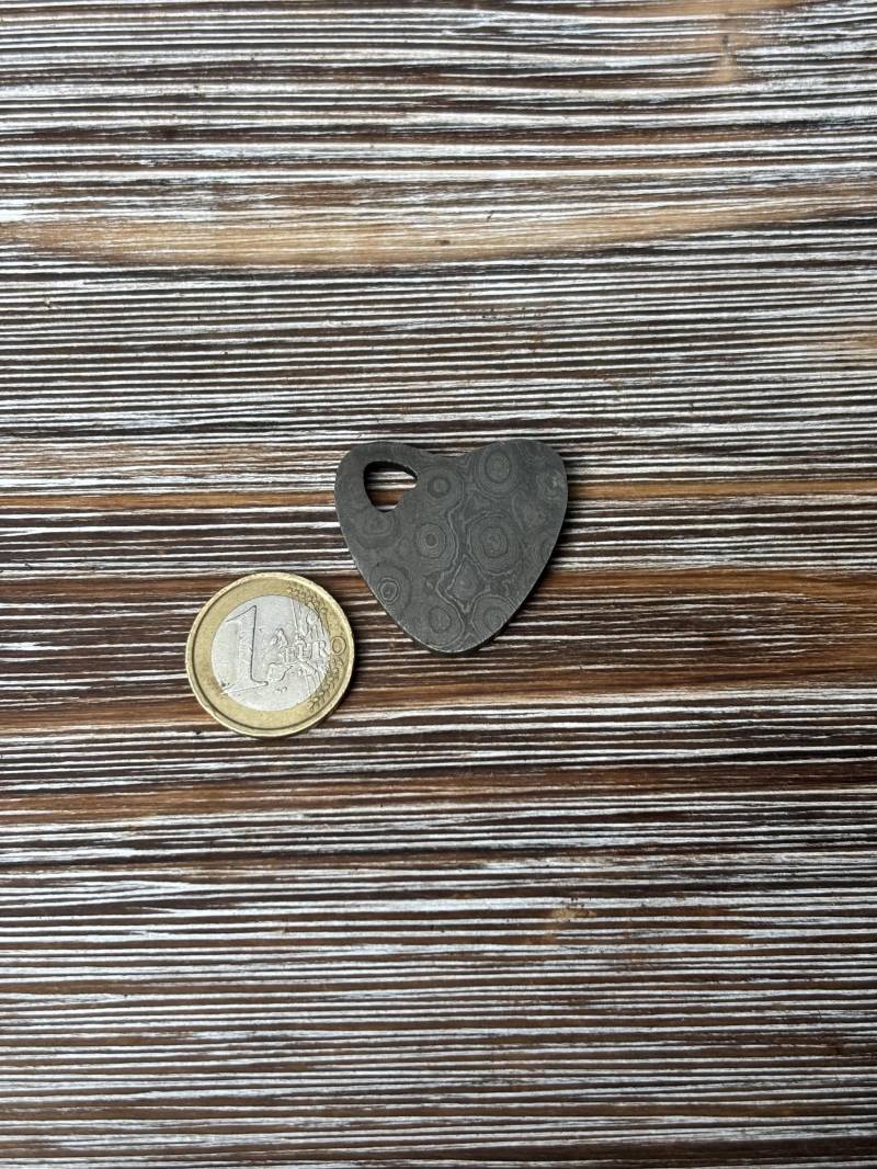 Gamsjaga Damast Herz Anhänger von GamsjagaMesser