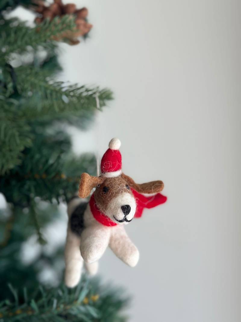 Filz Beagle Hund Mit Weihnachtsmütze Ornament, Jack Russel Terrier Ornament & Schlüsselanhänger, Weihnachtsdekoration, Baum Hängende Dekoration von GanapatiCraftsCo