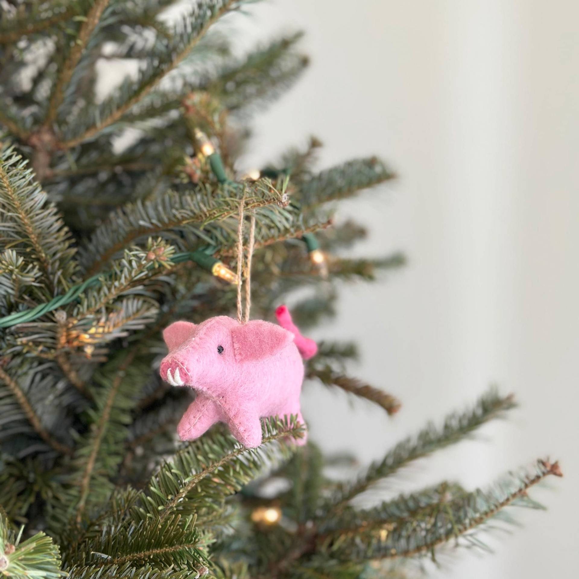 Filz Schwein Weihnachtsverzierung, Hängende Weihnachtsdekoration, Scheunentier, Biologisch Abbaubares Ornament, Fair-Trade-Ornament von GanapatiCraftsCo