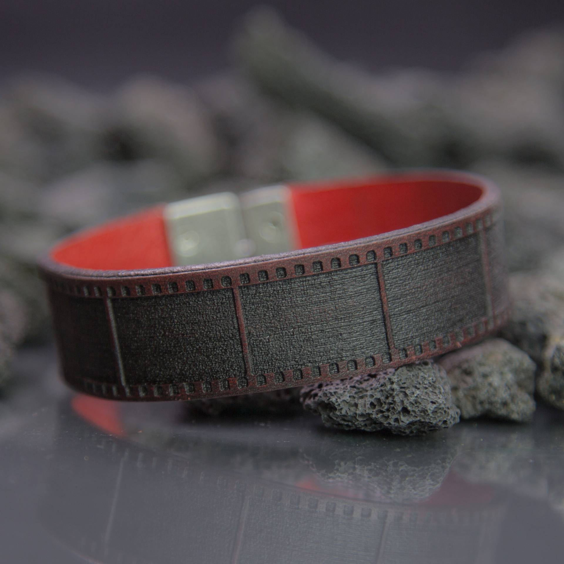 Gravierte Film-Lederarmband Gravierte Film-Lederarmband von GandhiWarholLeather