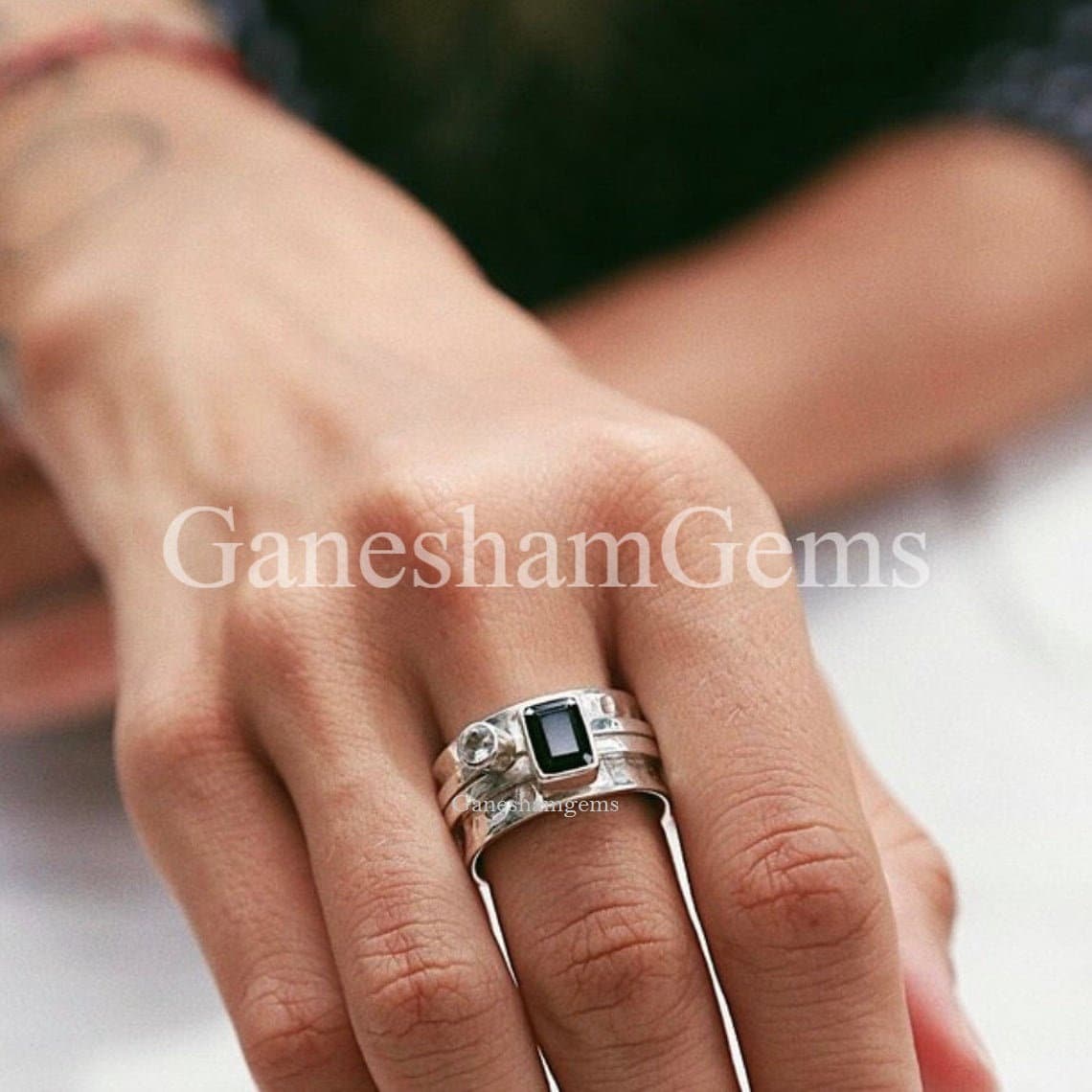 Schwarzer Onyx Weißer Quarz Sterlingsilber Meditationsring, Fidget Spin Ring von GaneshamGems