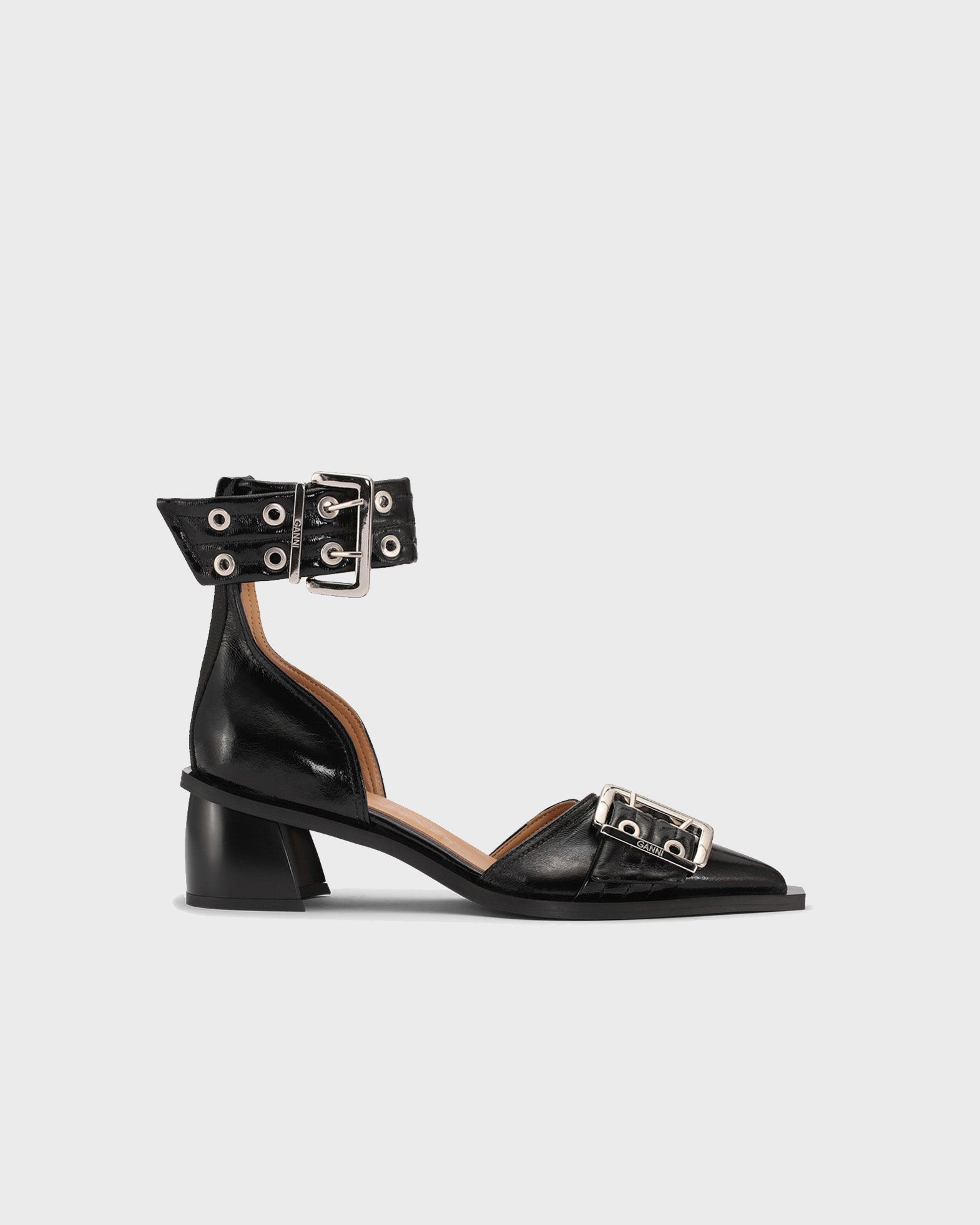 Ganni Feminine Buckle Open Cut Pump Naplack Black von Ganni