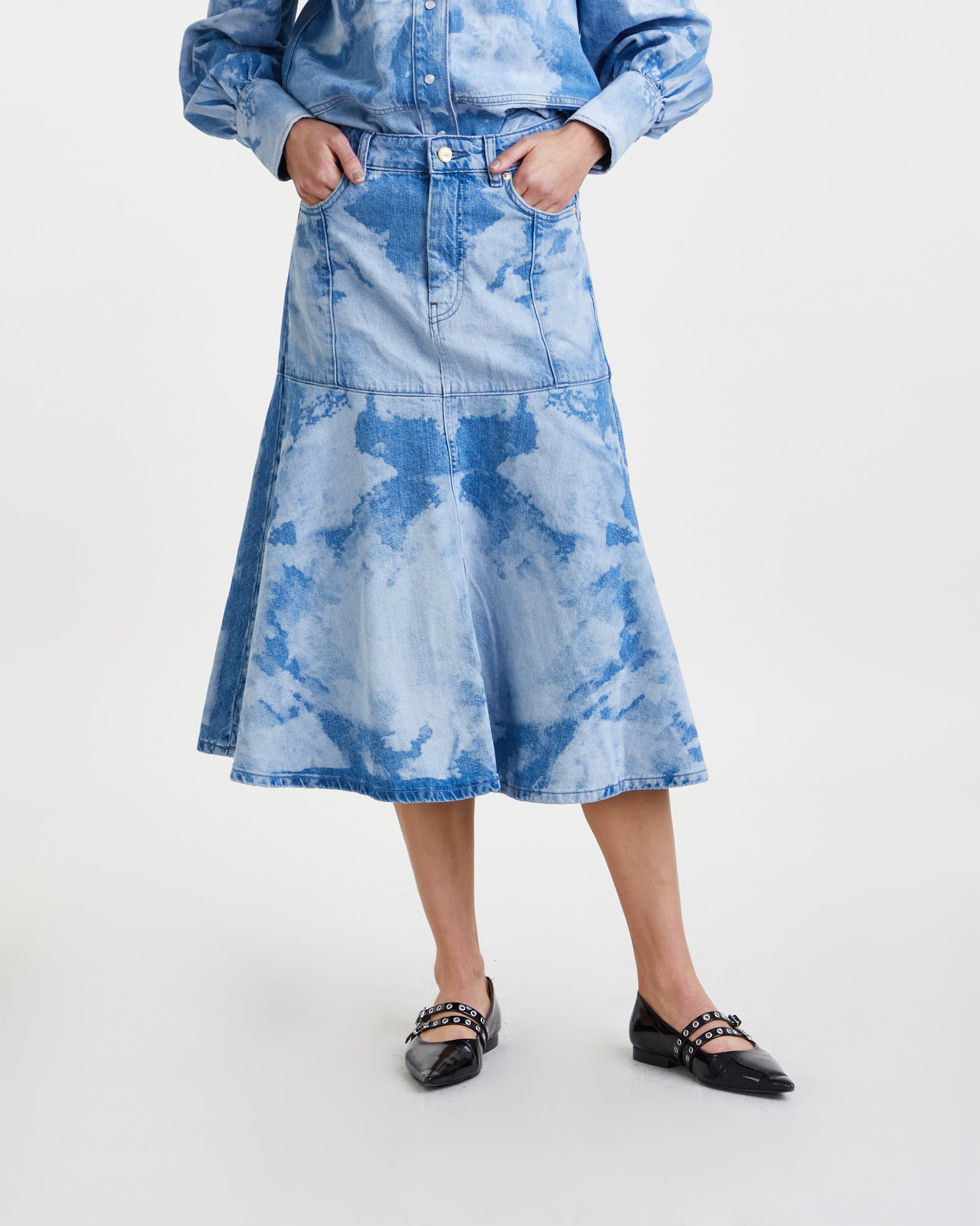 Ganni Skirt Bleach Denim Flounce Midi Light blue von Ganni