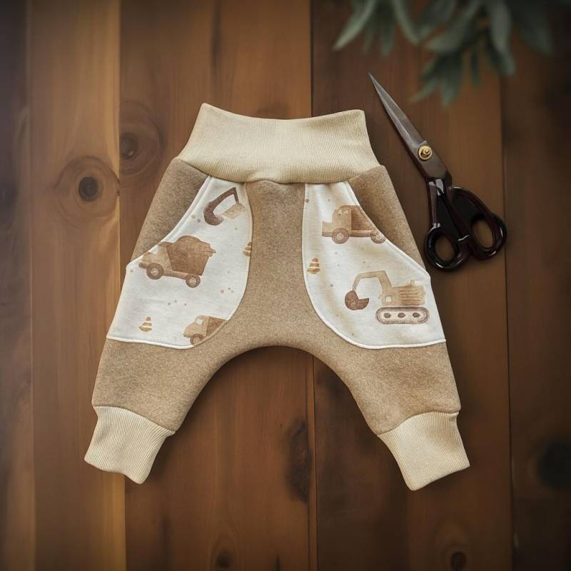 Baby Pumphose Beige Fleece Mit Taschen | Motiv Wählbar| Warme Herbst-Winter Hose Für Babys | Handmade Mitwachshose Jungen von GanskleinbyDenise