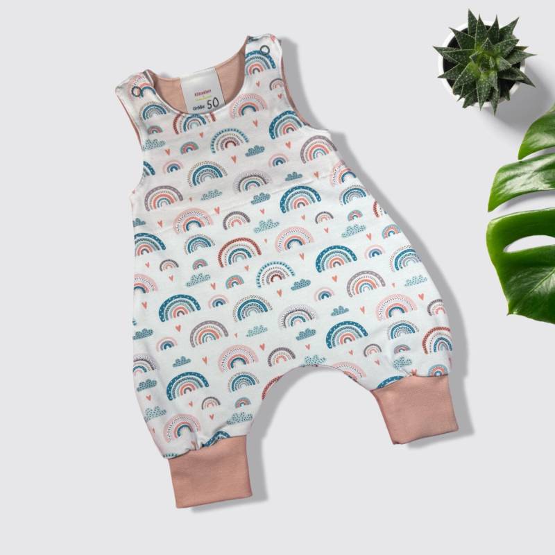 Baby Strampler, Romper, Latzhose Baby, Newborn, Motiv Regenbogen, Geschenk Zur Geburt, Handgemacht, Mitwachsstrampler, Größe 50-55 von GanskleinbyDenise