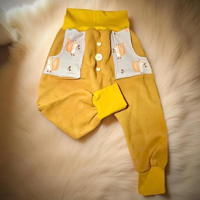 Fleecehose Senf Mit Tasche Eichhörnchen Für Kinder Aus Weichen Microfleece, Winterhose Kinder, Mitwachshose von GanskleinbyDenise