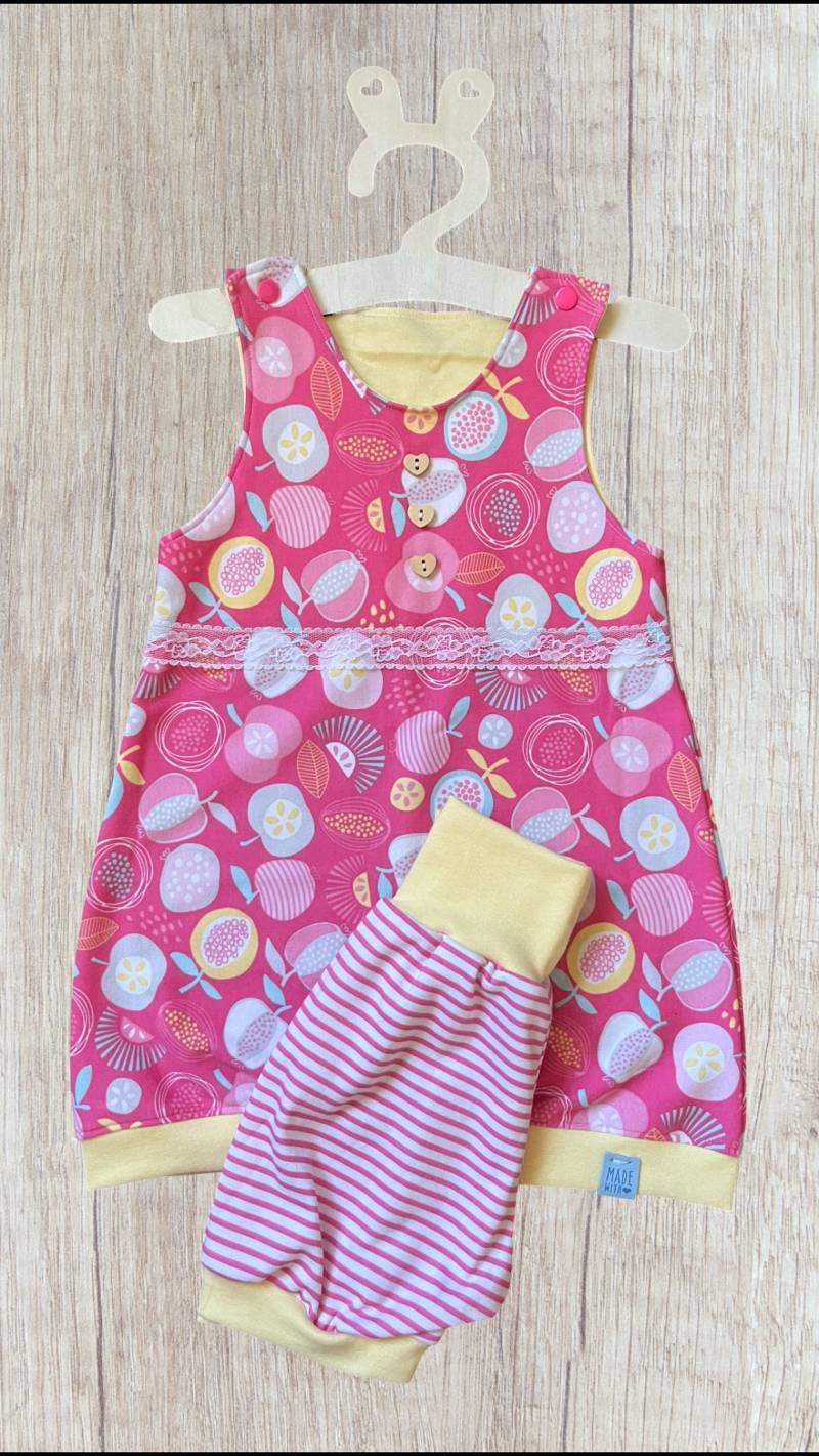 Handgefertigtes Sommerkleid Mit Kurzer Pumphose in Gr. 98-103, Einzelstück, Motiv Äpfel Auf Pink von GanskleinbyDenise
