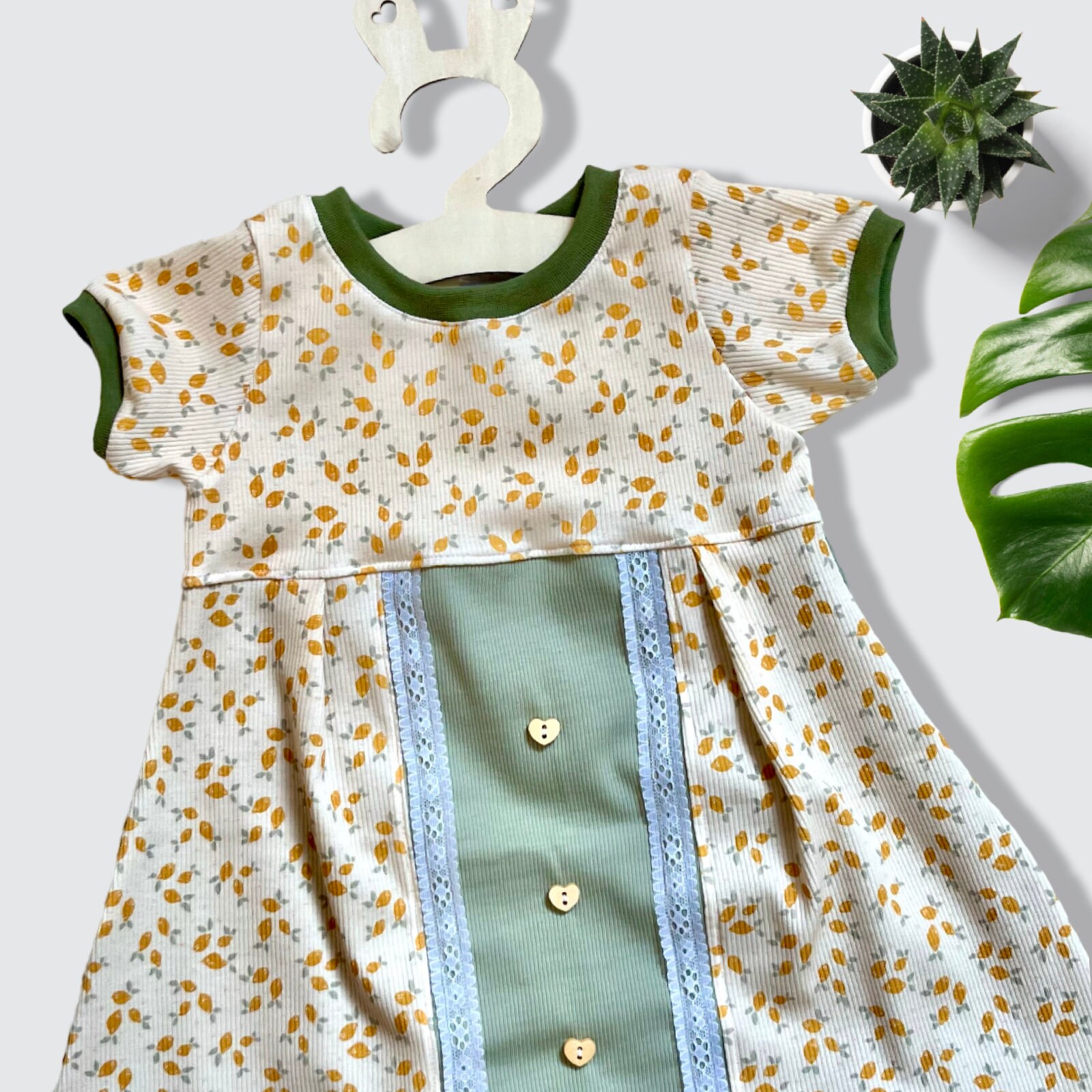 Kinderkleid, Kurzarmkleid Rippjersey/ Mädchenkleid Mit Kleinen Zitronen/ Kind/Festtagskleid/ Handmade/ Gr. 92-98 Kinderkleid, Kurzarmkleid Rippjersey/ Mädchenkleid Mit Kleinen Zitronen/ Kind/Festtagskleid/ Handmade/ Gr. 92-98 von GanskleinbyDenise