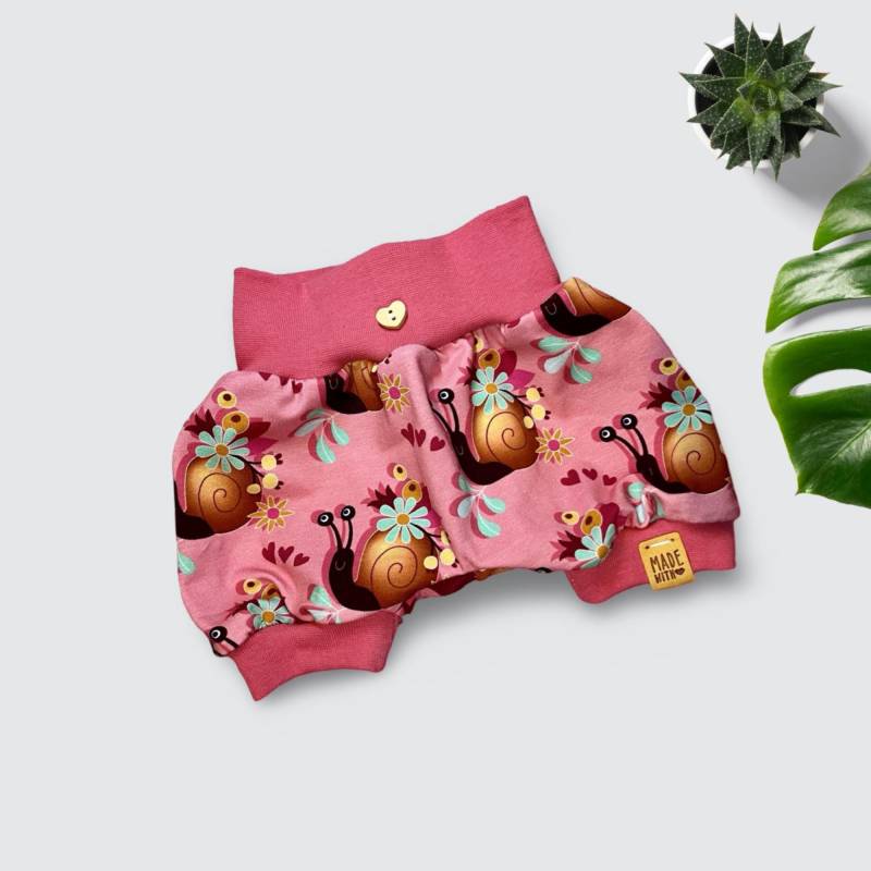 Kurze Pumphose Mädchen, Sommerhose, Kurze Babyhose, Sommershort, Handmade, Lustige Schnecke, Gr. 56/62 von GanskleinbyDenise