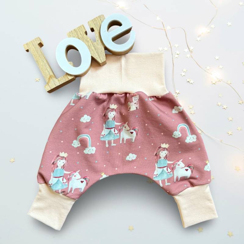 Pumphose Baby, Babyhose Mädchen, Kinderhose Handmade, Motiv Prinzessin Mit Einhorn, Niedliche Pumphose, Verschiedene Größen von GanskleinbyDenise
