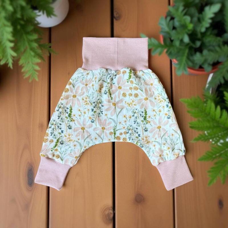 Pumphose Baby Musselin, Babyhose Kinderhose Mitwachshose, Handgefertigte Pumphose, Motiv Blumenwiese, Versch. Größen von GanskleinbyDenise