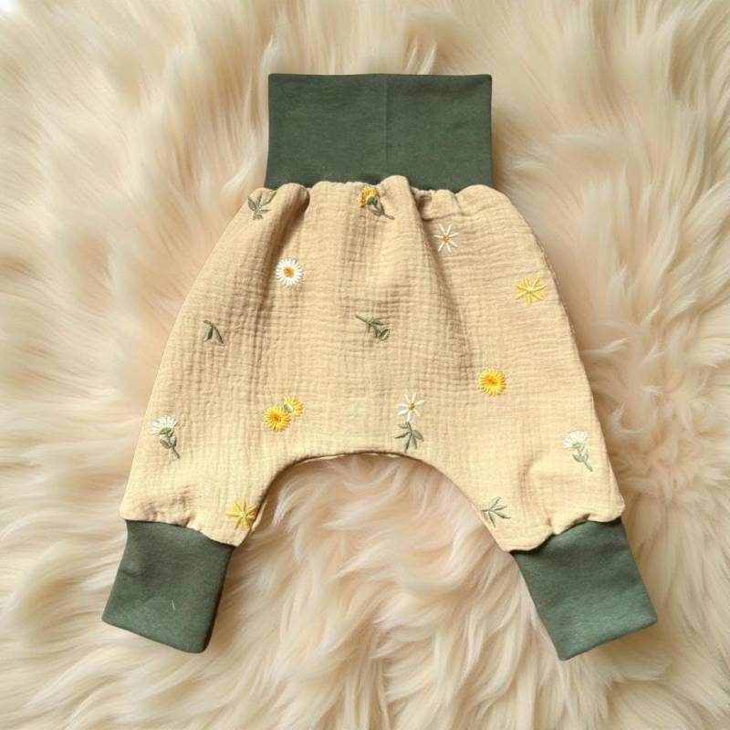 Beige Pumphose Baby Musselin Mit Stickerei, Babyhose Musselin, Kinderhose Mitwachshose, Handgefertigt, Versch. Größen von GanskleinbyDenise