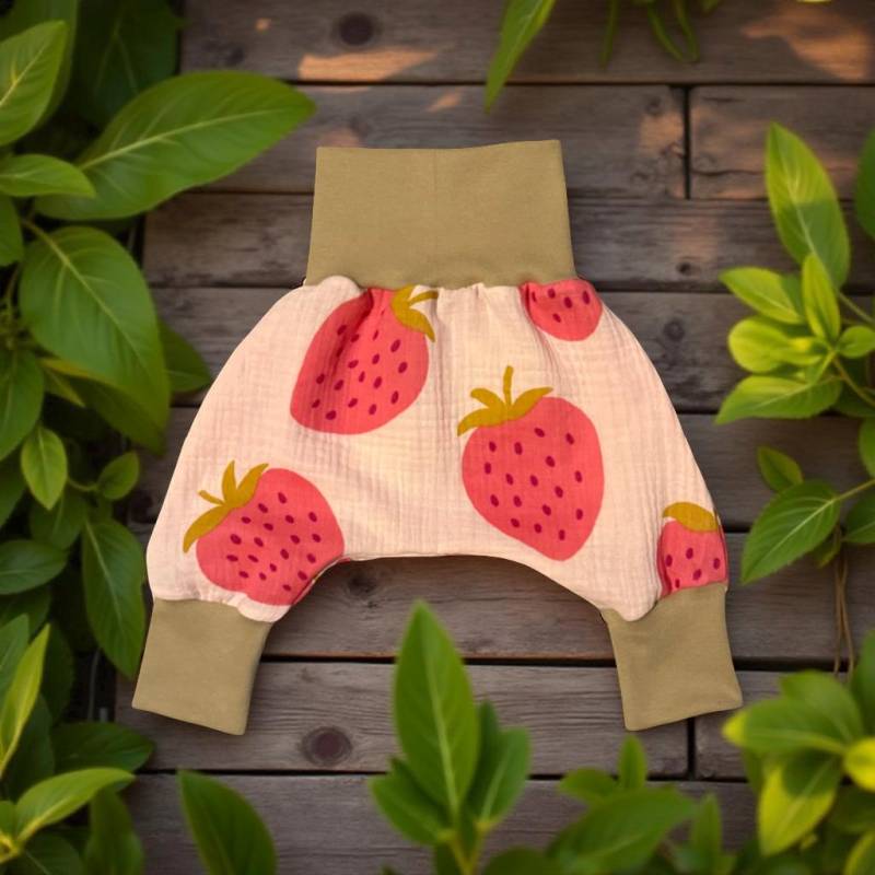 Pumphose Mädchen Musselin, Babyhose Kinderhose Mitwachshose, Handgefertigt, Motiv Große Erdbeeren Auf Lachsrosa von GanskleinbyDenise