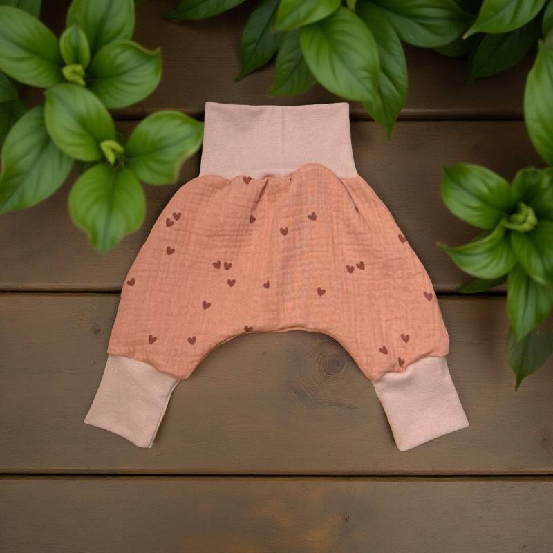 Pumphose Musselin Altrosa Mit Herzen, Babyhose Musselin, Kinderhose Mitwachshose, Handgefertigte Pumphose, Versch. Größen von GanskleinbyDenise