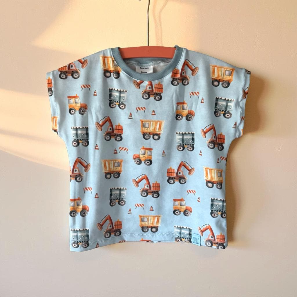 T-Shirt Baby, Babytshirt, Kindertshirt, Motiv Baustellenfahrzeuge Hellblau, Handgefertigtes Kindershirt, Oversizeshirt, Verschiedene Größen von GanskleinbyDenise