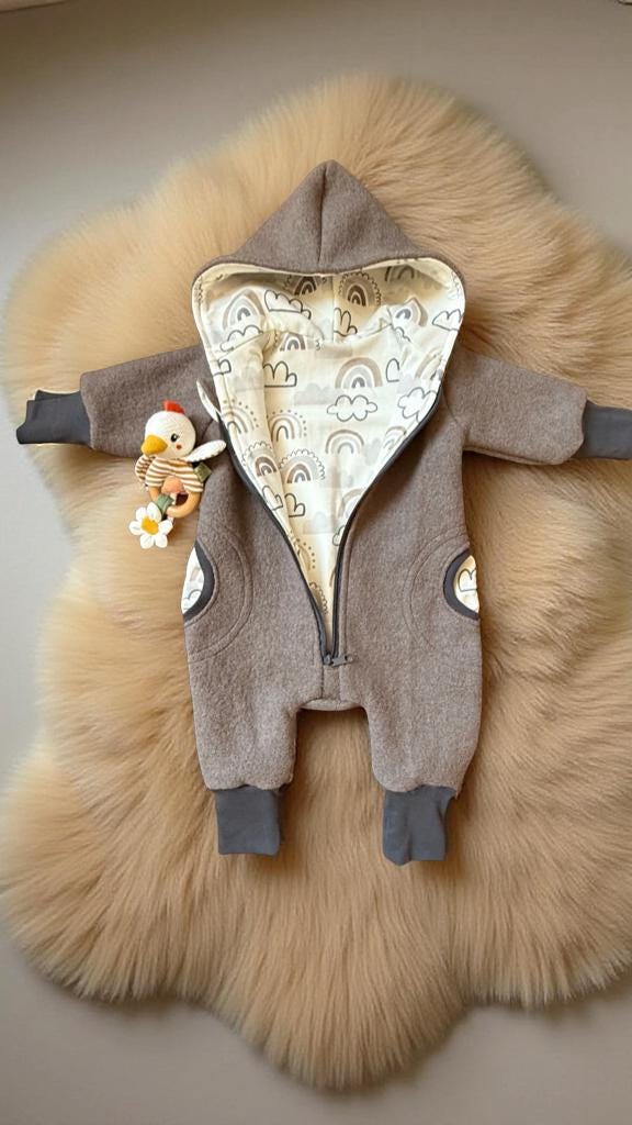 Walkanzug Dunkelbeige, Walkoverall Baby Mit Stickerei Hinten, 100% Merinowolle, Innen Jersey, Größe 62-68 von GanskleinbyDenise