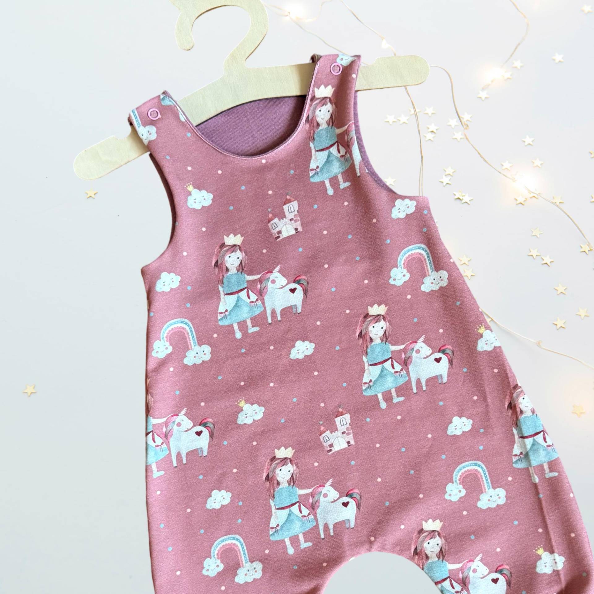 strampler Baby Mädchen, Romper, Latzhose Baby, Prinzessin Mit Einhorn in Dunkelrosa, Mitwachsstrampler Für Versch. Größen von GanskleinbyDenise