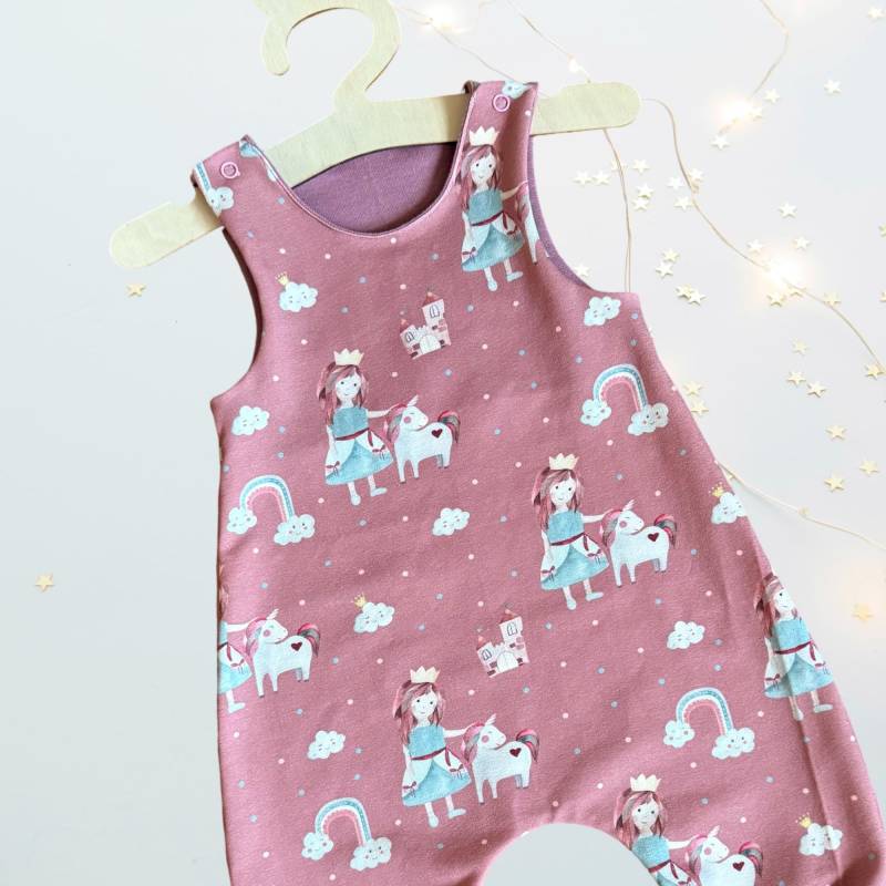 strampler Baby Mädchen, Romper, Latzhose Baby, Prinzessin Mit Einhorn in Dunkelrosa, Mitwachsstrampler Für Versch. Größen von GanskleinbyDenise
