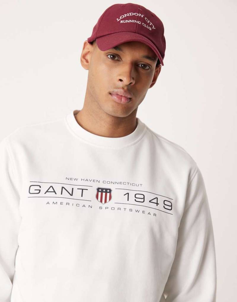 GANT - 1949 - Sweatshirt in gebrochenem Weiß mit Wappen-Logorpint auf Brusthöhe von Gant