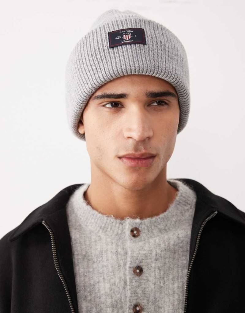 GANT - Gerippte Strickmütze in Grau mit Wappenlogo von Gant