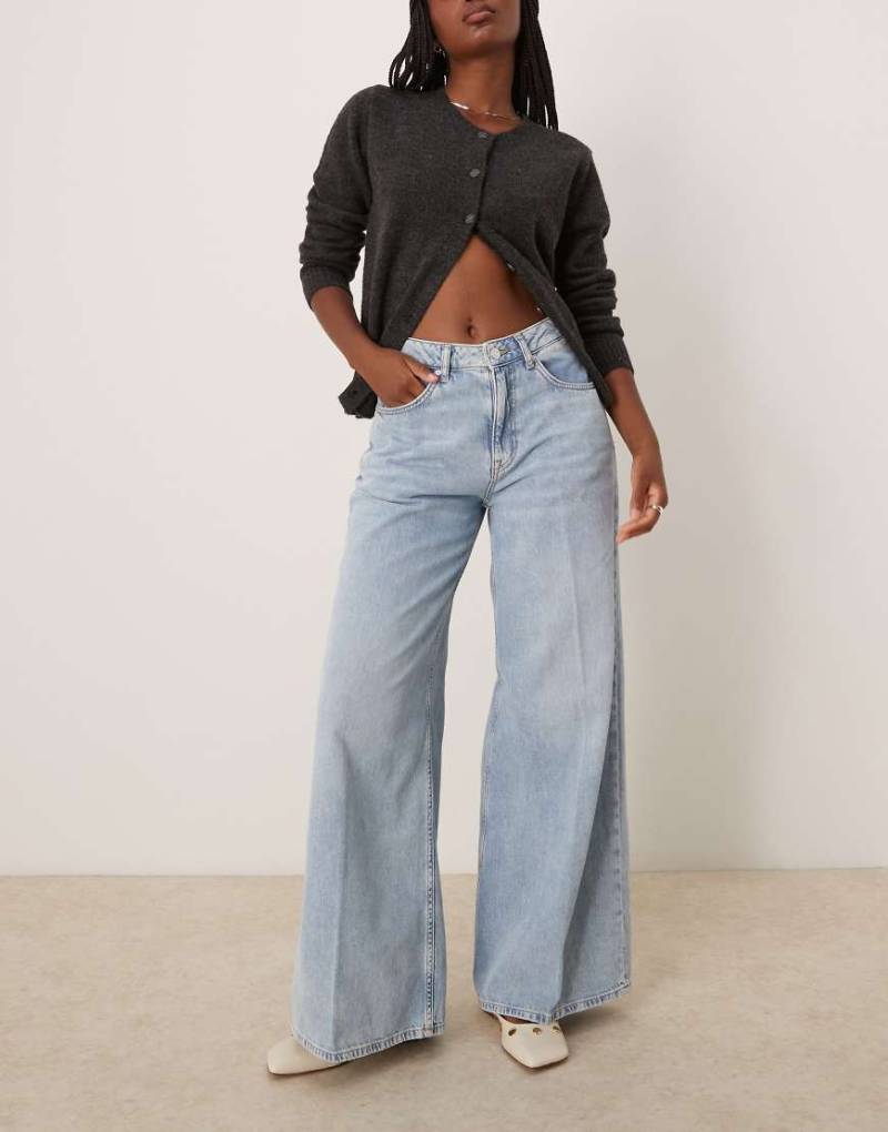 GANT - Jeans in hellblauer Waschung mit weitem Bein und Faltendetail GANT - Jeans in hellblauer Waschung mit weitem Bein und Faltendetail von Gant
