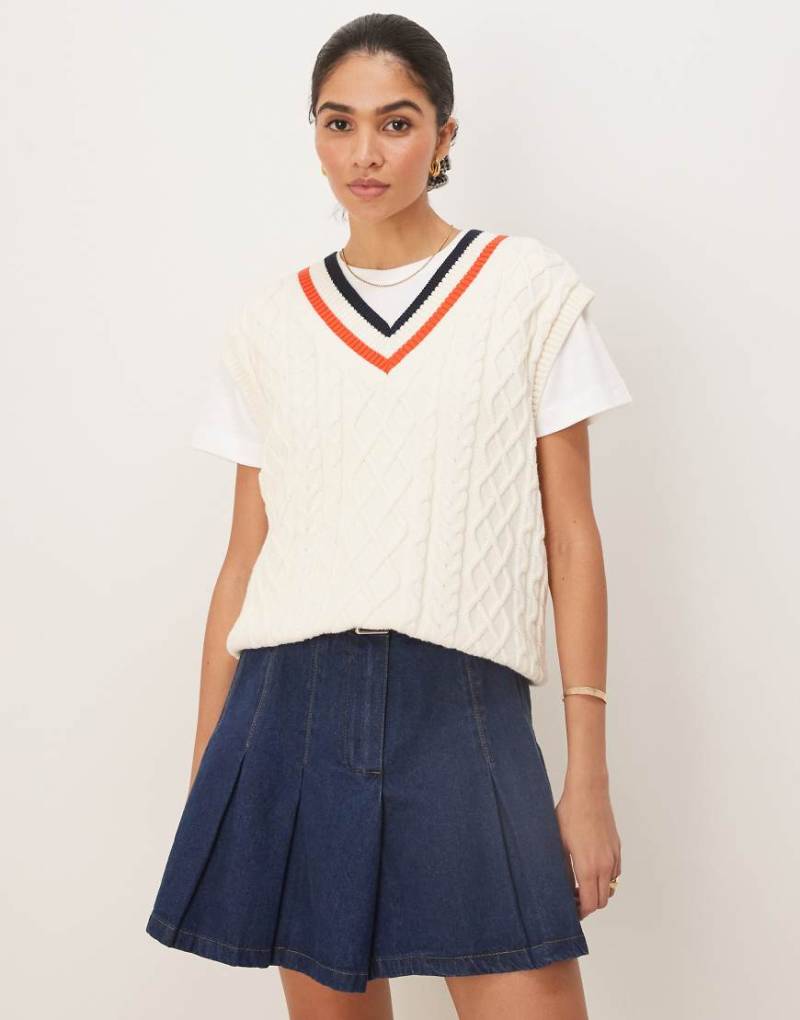 GANT - Strickpullunder in Cremeweiß mit V-Ausschnitt, Kontrastdetail und Zopfmuster von Gant