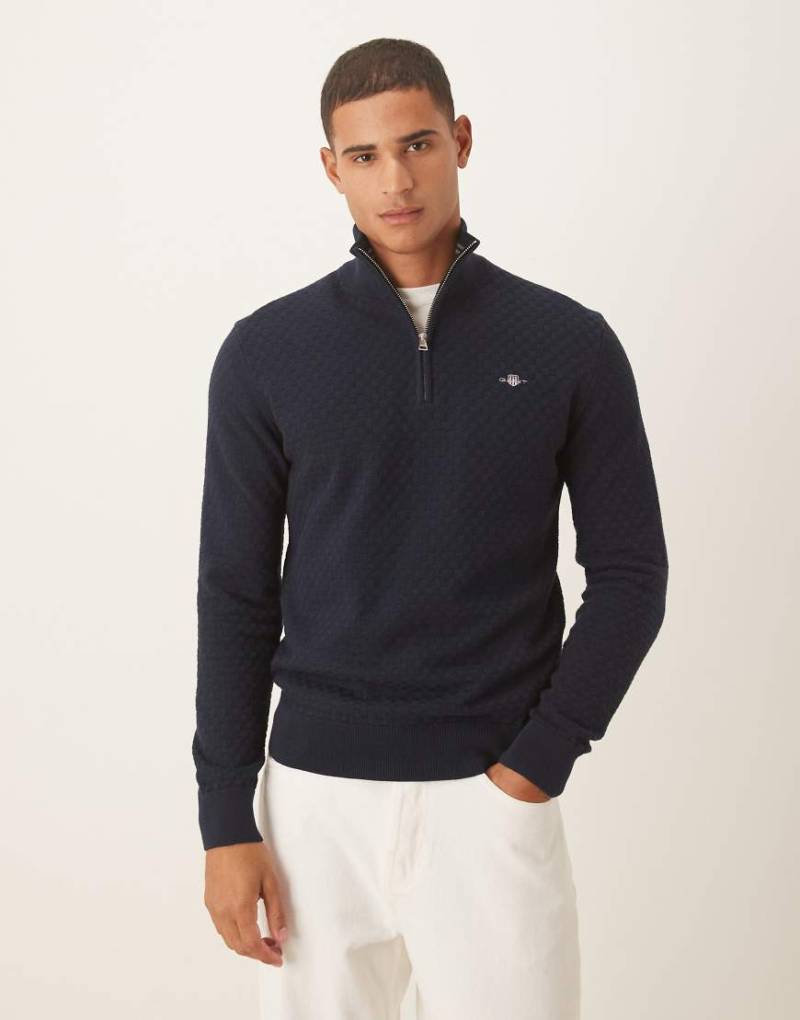 GANT - Strukturierter Strickpullover in Marineblau mit Schild-Logo und kurzem Reißverschluss GANT - Strukturierter Strickpullover in Marineblau mit Schild-Logo und kurzem Reißverschluss von Gant
