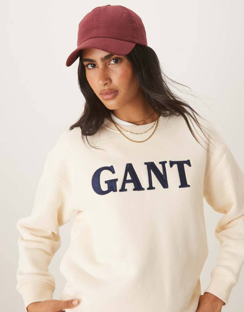 GANT - Sweatshirt in Cremeweiß mit Brust-Logo und Rundhalsausschnitt von Gant