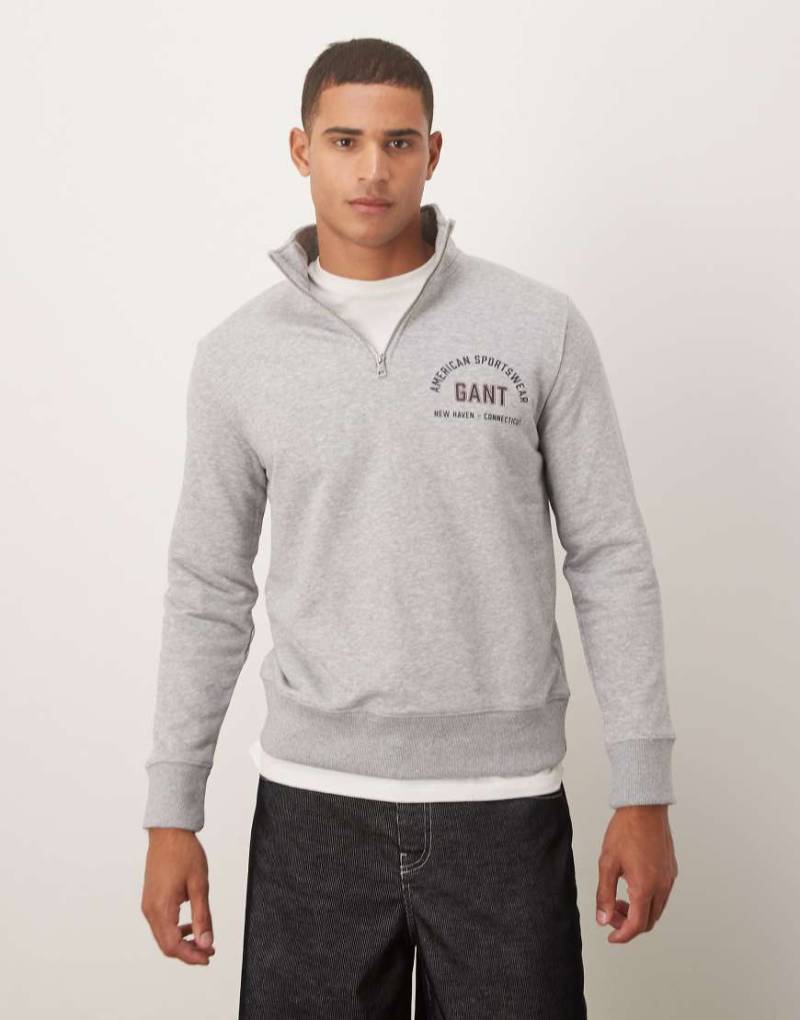 GANT - Sweatshirt in Grau mit College-Logoprint und kurzem Reißverschluss von Gant