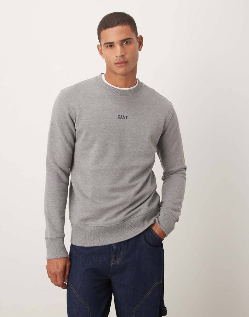 GANT - Sweatshirt in Grau mit kleinem mittigen Logo von Gant