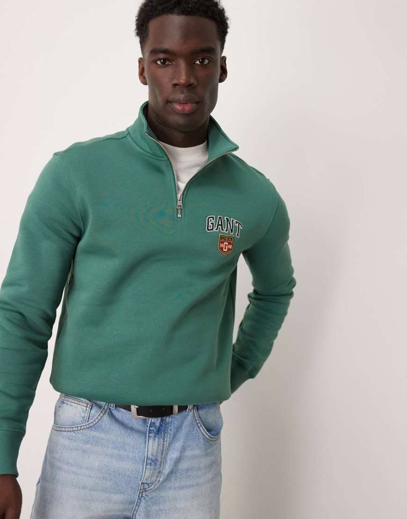 GANT - Sweatshirt in Grün mit College-Logo und kurzem Reißverschluss von Gant