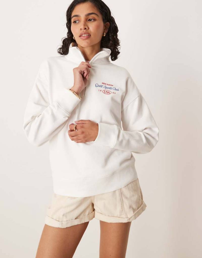 GANT - Sweatshirt in Weiß mit kleinem Logo und kurzem Reißverschluss von Gant