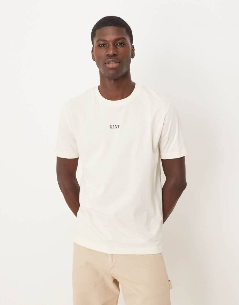 GANT - T-Shirt in Creme mit kleinem mittigen Logo-Weiß von Gant