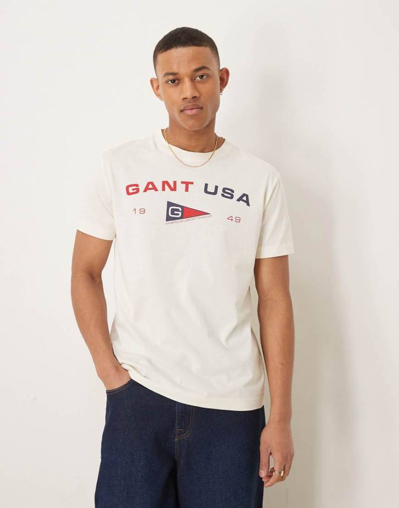 GANT - T-Shirt in Cremeweiß mit „USA"-Flaggen-Logoprint von Gant