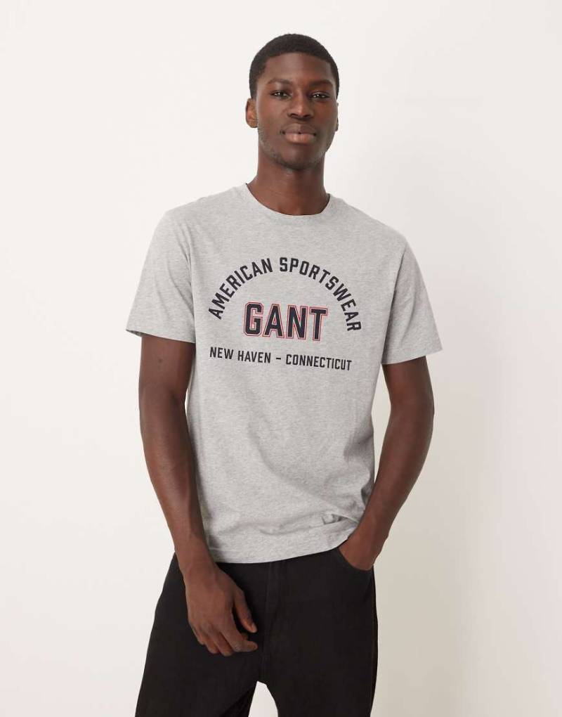 GANT - T-Shirt in Grau mit College-Logo GANT - T-Shirt in Grau mit College-Logo von Gant