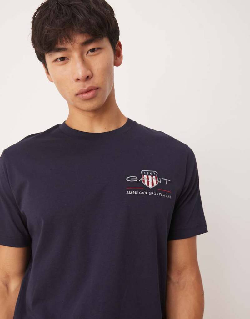 GANT - T-Shirt in Marineblau mit kleinem Retro-Logo und regulärem Schnitt von Gant