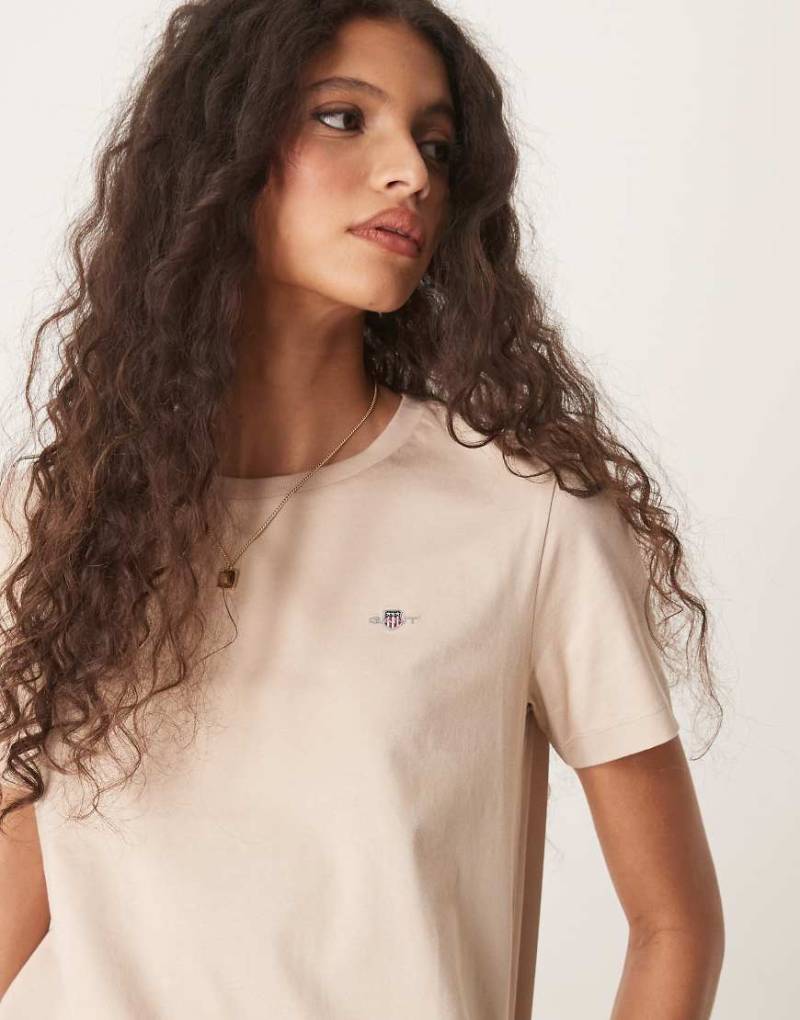 GANT - T-Shirt in Sand mit normalem Schnitt und Wappen-Logo-Neutral von Gant